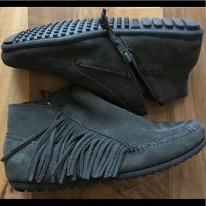 Minnetonka NEW Gray Fringe Ankle Booties